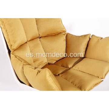 silla de cáscara blanca con cojín naranja